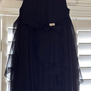 Elegant Black Sleeveless Dress with Bow Detail